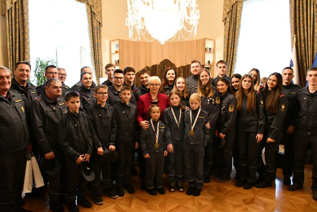 Ob državnem prazniku so mladi gasilke in gasilci obiskali predsednico države