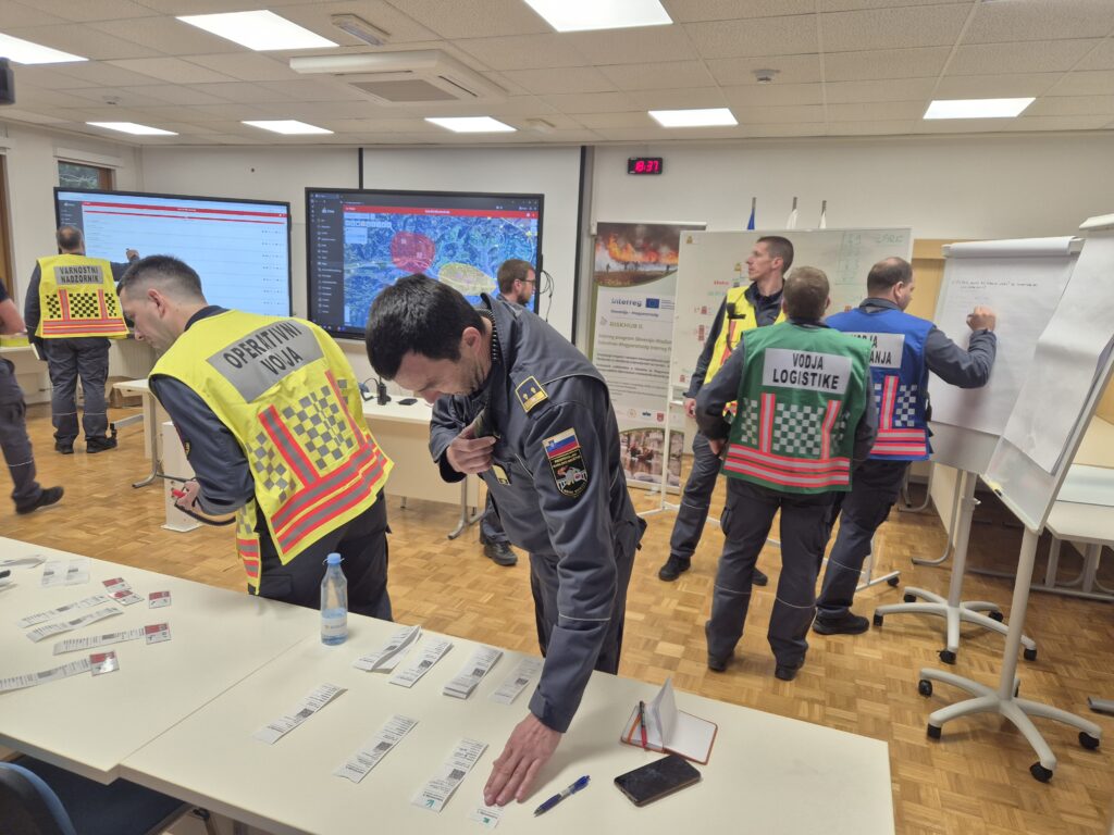 Projekt RISKHUB II: uspešno izvedena štiri usposabljanja za vodenje večjih intervencij